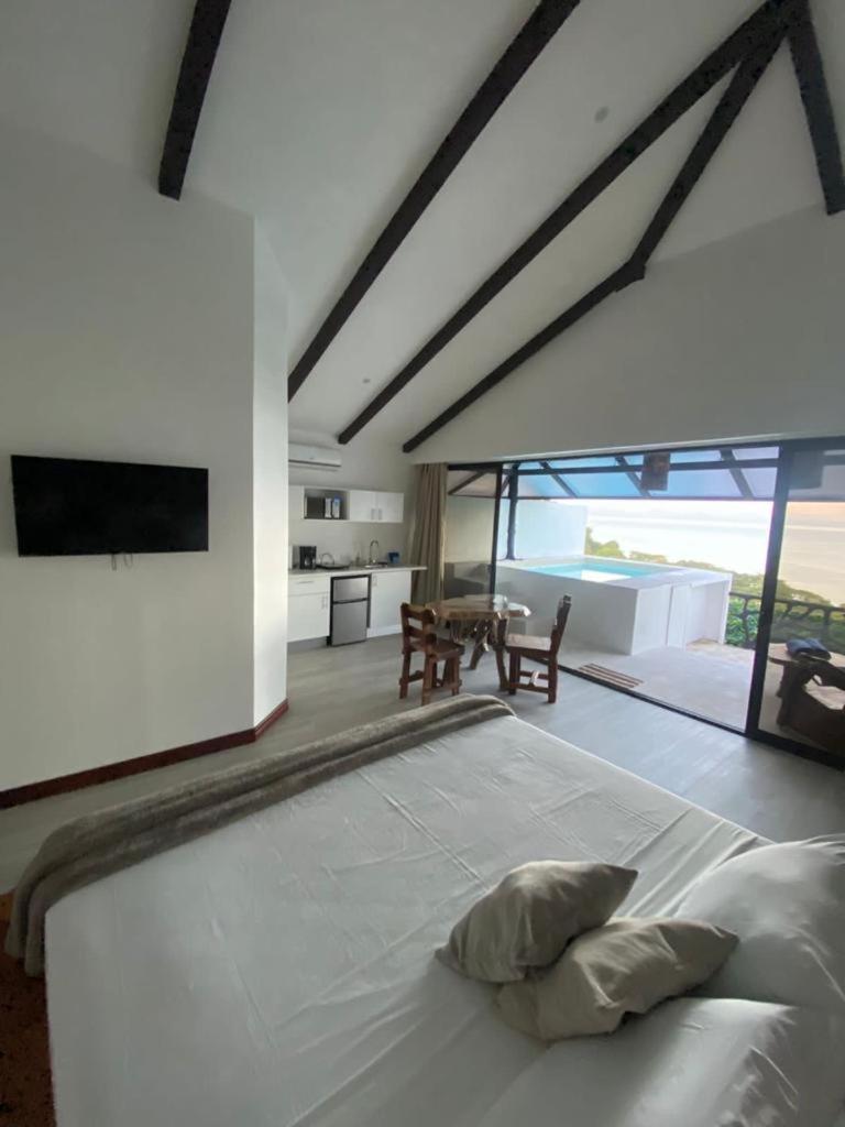 Akua Suites Ocean View ตาร์กอเลส ภายนอก รูปภาพ